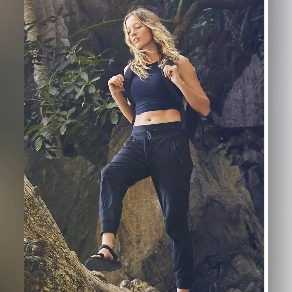 Athleta Conscious Crop Bra in Navy‎ Size Small